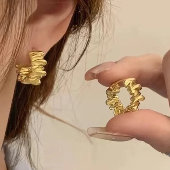 Gold crinkle huggie hoop earrings ✨ - Picture 4 of 5